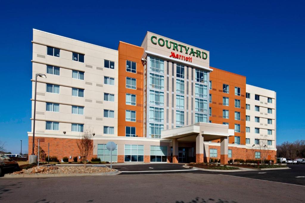 a hotel building with a sign that reads countryyard marriott at Courtyard by Marriott Knoxville West/Bearden in Knoxville