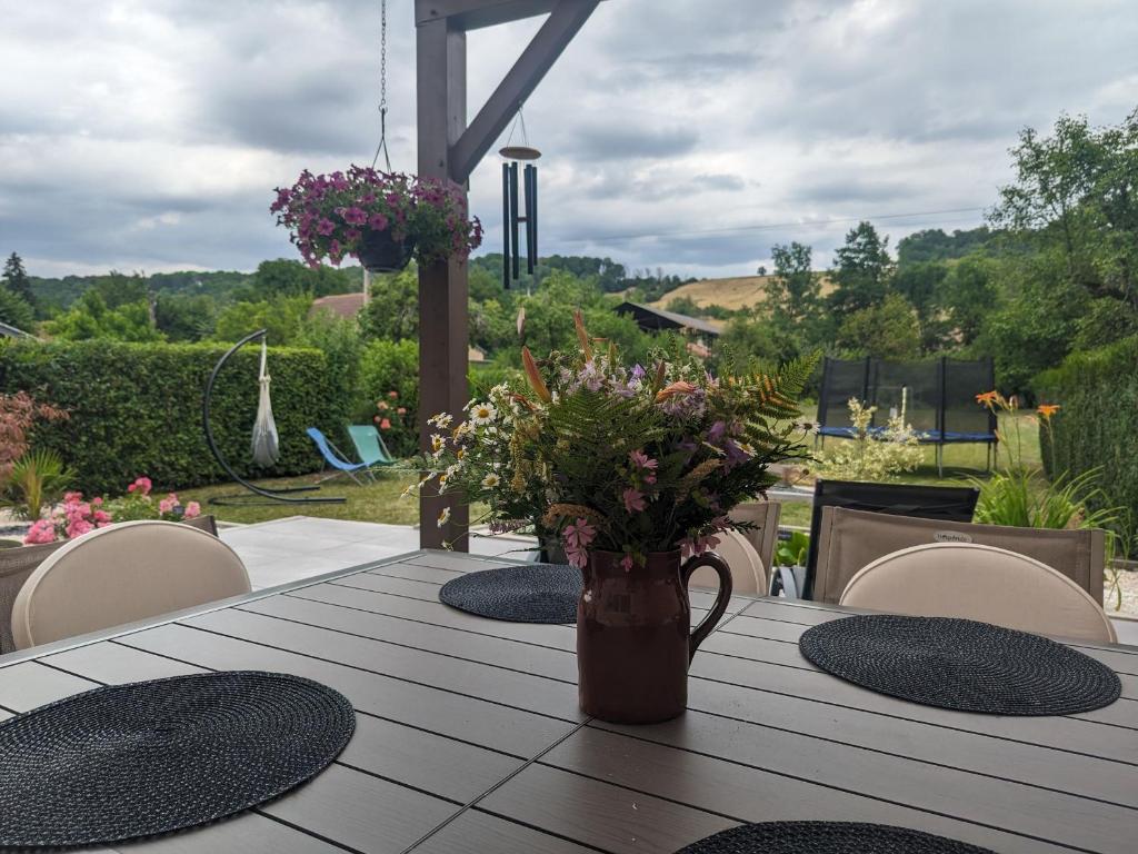 a wooden table with a vase of flowers on it at Guestroom Arbigny-sous-Varennes, 2 pièces, 4 personnes - FR-1-611-72 