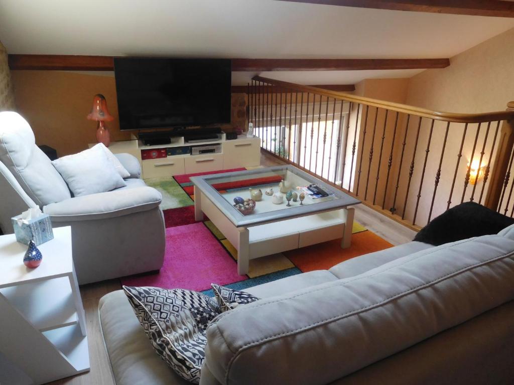 a living room with a couch and a tv at Guestroom Arbigny-sous-Varennes, 2 pièces, 4 personnes - FR-1-611-72 