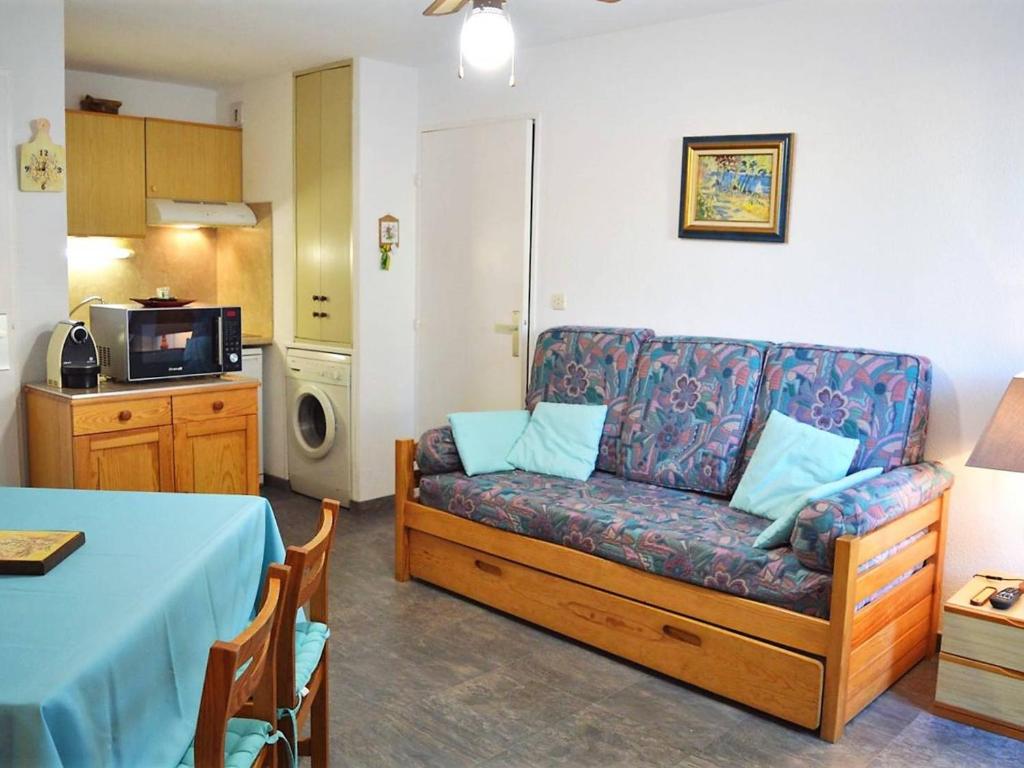 sala de estar con sofá y mesa en Appartement Bormes-les-Mimosas, 2 pièces, 5 personnes - FR-1-251-522, en Bormes-les-Mimosas