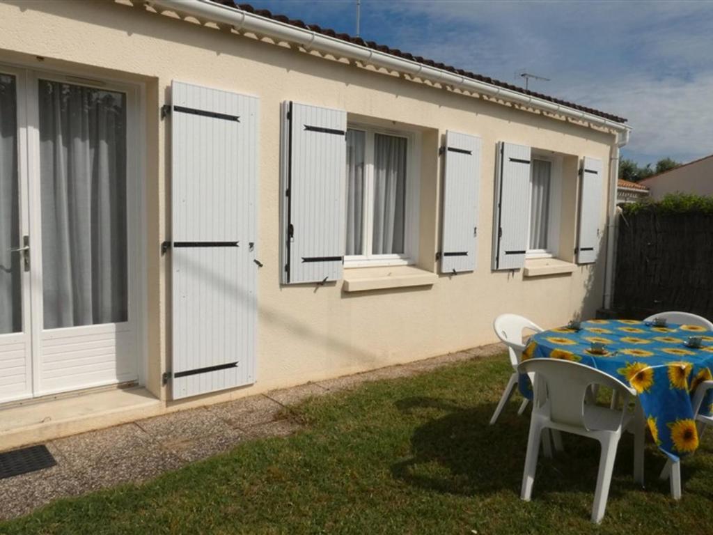 Photo de la galerie de l'établissement Maison calme proche plage, animaux admis, parking - FR-1-323-376, à Saint-Hilaire-de-Riez