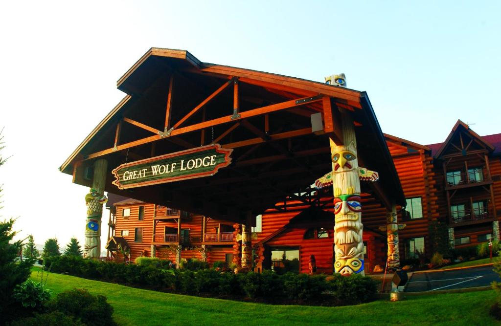 un grand bâtiment en rondins avec un panneau indiquant un grand pavillon de fusils dans l'établissement Great Wolf Lodge Sandusky, à Sandusky