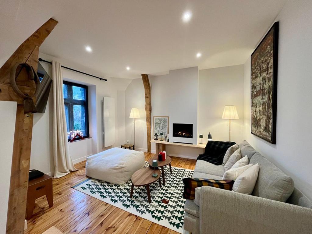 un salon avec un canapé et une table dans l'établissement Charmant T3 au centre du Mont-Dore avec Wifi et équipements modernes - FR-1-608-265, à Le Mont-Dore