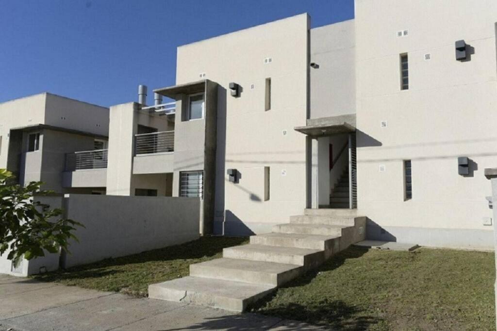 ein weißes Gebäude mit einer Treppe davor in der Unterkunft La Casita de DaniMar in Yerba Buena