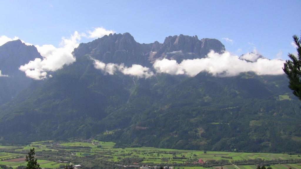 una vista de una montaña con nubes en ella en Ferienwohnung Keseberg, en Lienz