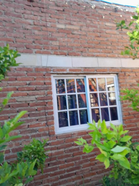 - un bâtiment en briques avec une fenêtre sur le côté dans l'établissement El Serafín, à Cortaderas