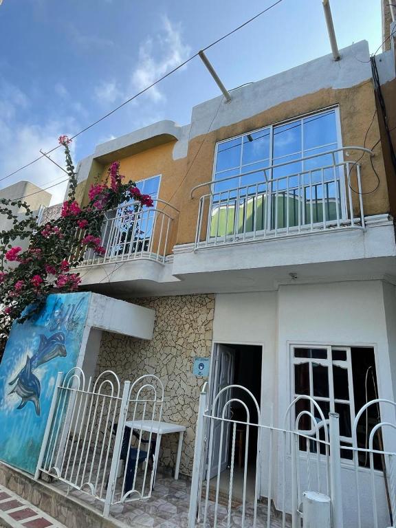dom z obrazem na boku w obiekcie Apartahotel Mar Azul w mieście Coveñas