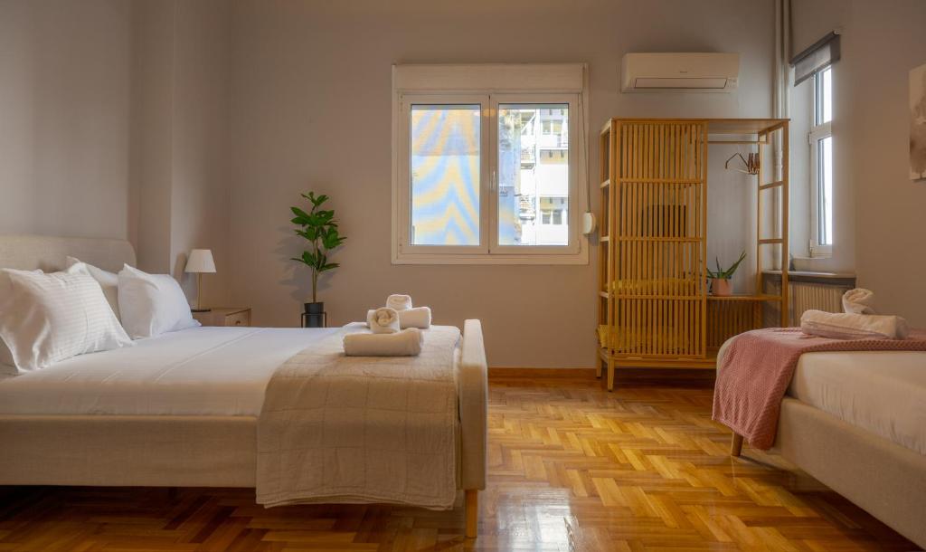Un dormitorio con una cama grande y una ventana. en Sm Athens, en Atenas