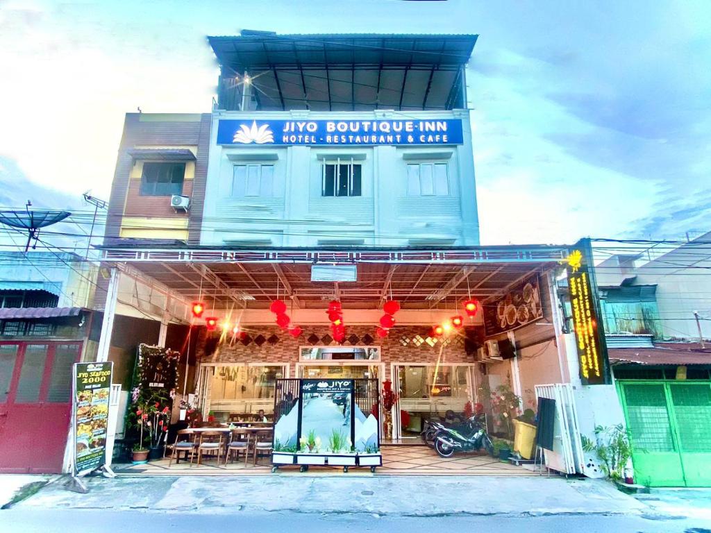 un edificio con un restaurante con un cartel en JIYO BOUTIQUE HOTEL by SAJIWA en Medan