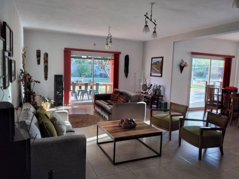 a living room with couches and a coffee table at Comodidad y espacio para relax in Falda del Carmen