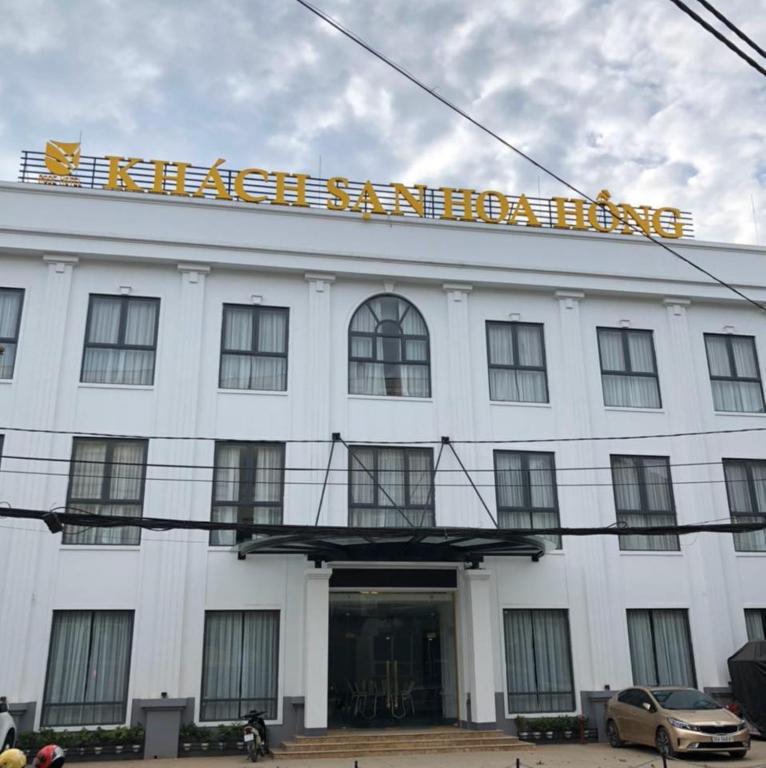 un edificio blanco con un cartel encima en Hoa Hồng Hotel Sơn La en Sơn La
