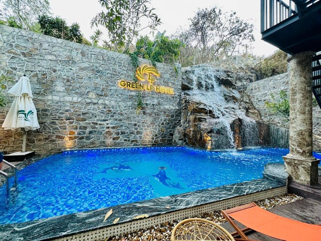 een zwembad in een waterpark met een waterval bij Green LP Hotel & Apartment in Vung Tau