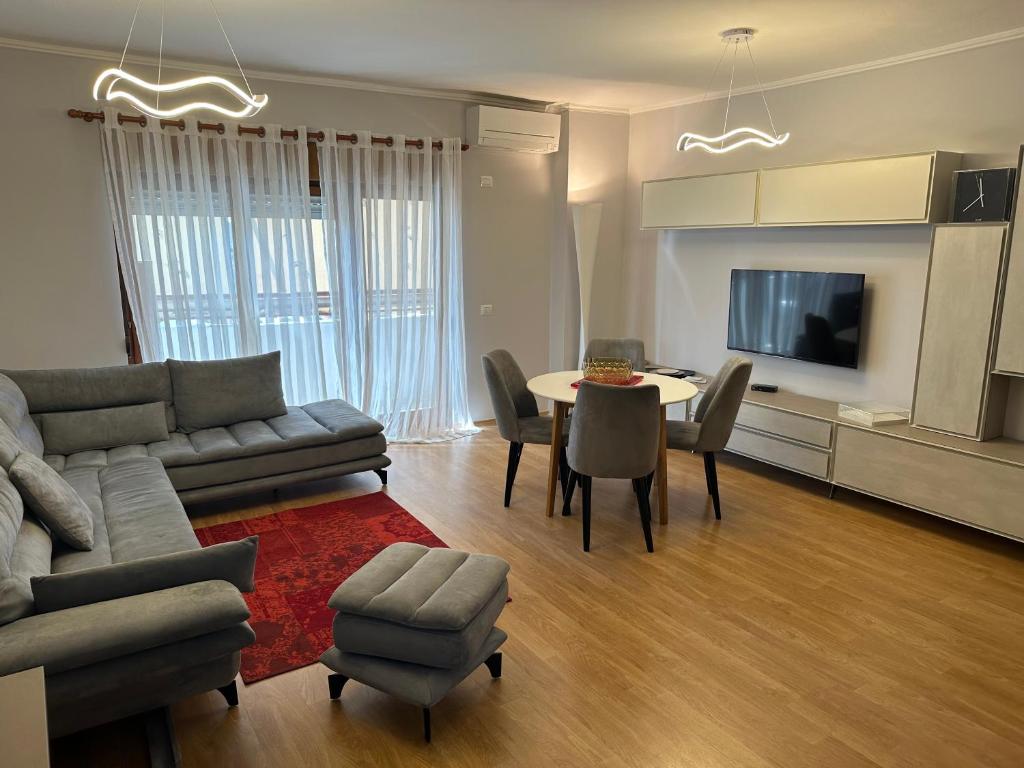 een woonkamer met een bank en een tafel bij SKY DWELLING TIRANA in Tirana
