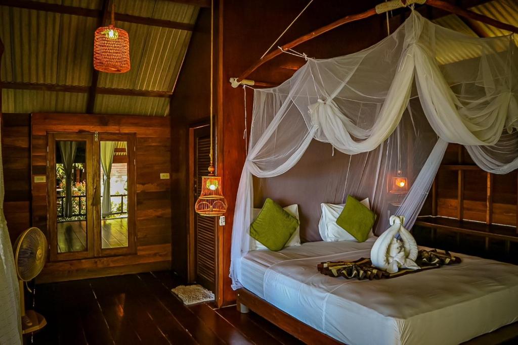 Postel nebo postele na pokoji v ubytování Hillhouse - Koh Yao Noi