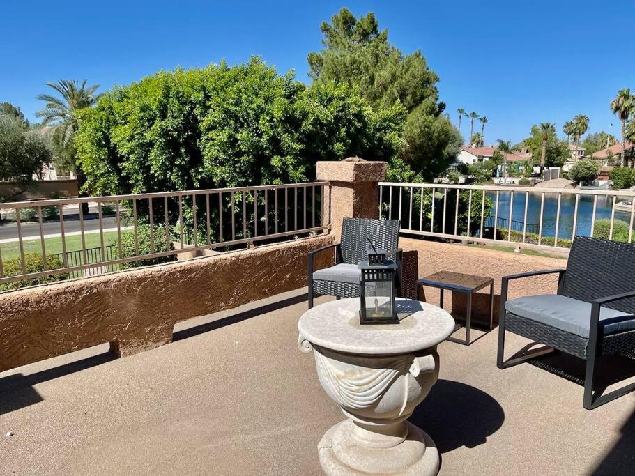 une terrasse avec 2 chaises et une table avec une bougie dans l'établissement Balcony! patio! outdoor dining! pool! 4 bedrooms!, à Chandler