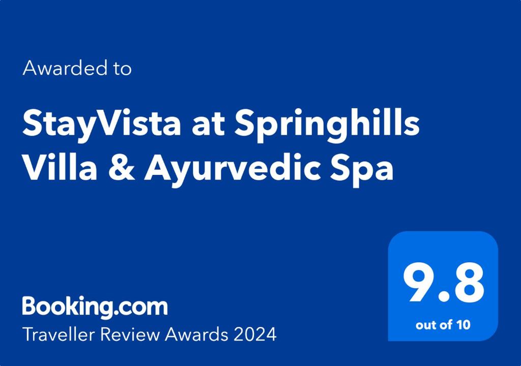 um sinal azul que lê Stay Vista na Springfieldsville Villa and ay em StayVista at Springhills Villa & Ayurvedic Spa em Cochin