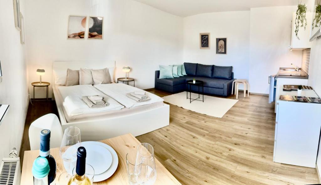 Giường trong phòng chung tại Stylisches Studio mit privatem Stellplatz wenige Minuten von der Innenstadt & Mosel