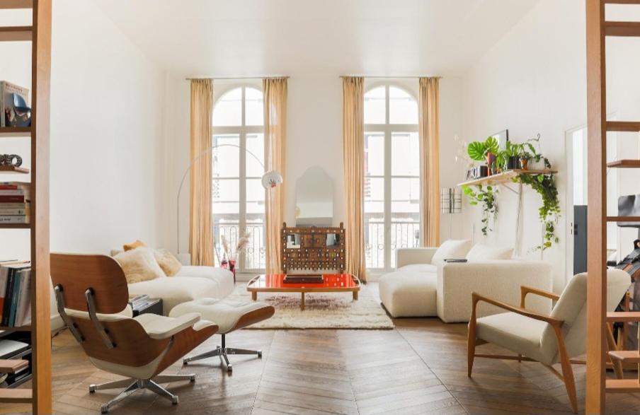 Elle comprend un salon doté d'un mobilier blanc et d'une cheminée. dans l'établissement Amazing Premium flat, fantastic location, 1290 Sqf, à Paris