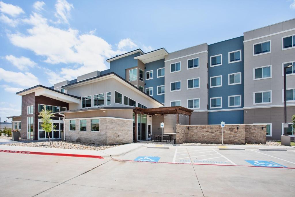 een gebouw met een basketbalveld ervoor bij Residence Inn By Marriott Wichita Falls in Wichita Falls