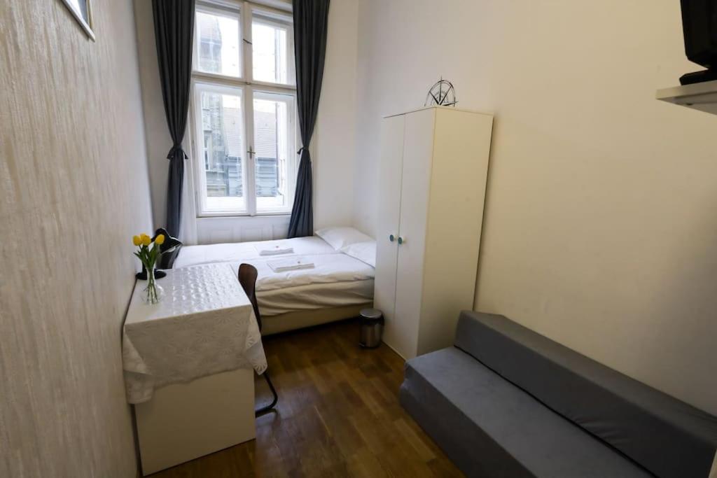Cette petite chambre comprend un lit et une fenêtre. dans l'établissement Pest-port apartment room-5 Private apartment, à Budapest