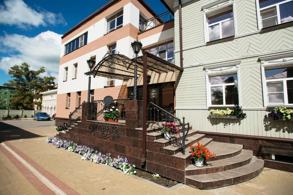 um edifício com flores em frente em History Hotel em Vologda