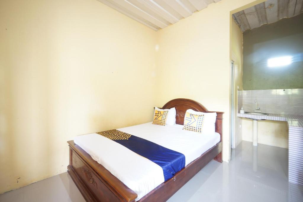 En eller flere senge i et værelse på SPOT ON 93612 Kencana Homestay Syariah