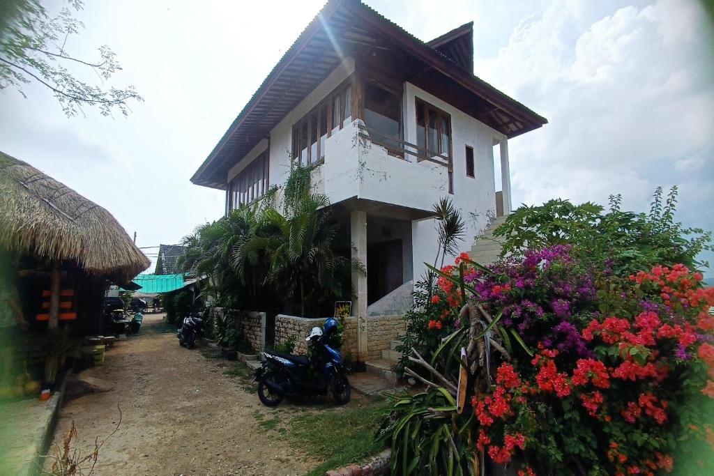 ein Haus mit Motorrädern, die davor geparkt sind in der Unterkunft OYO 93626 Hi Homestay & Group in Bumbang