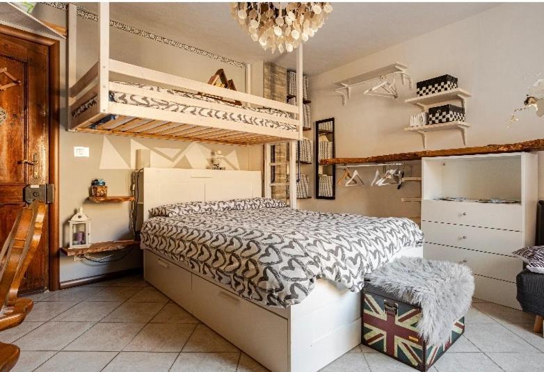 sypialnia z łóżkiem i 2 łóżkami piętrowymi w obiekcie La Lanterna sui Monti w mieście Pragelato