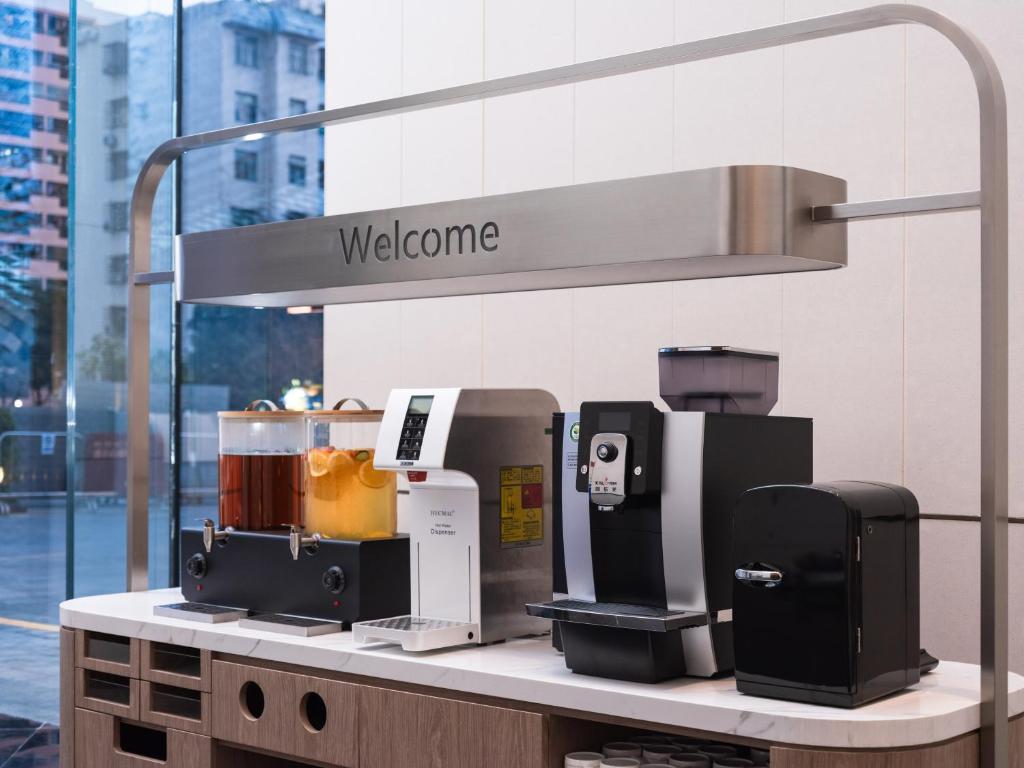 Příslušenství pro přípravu čaje a kávy v ubytování Holiday Inn Express Shenzhen Futian Center by IHG