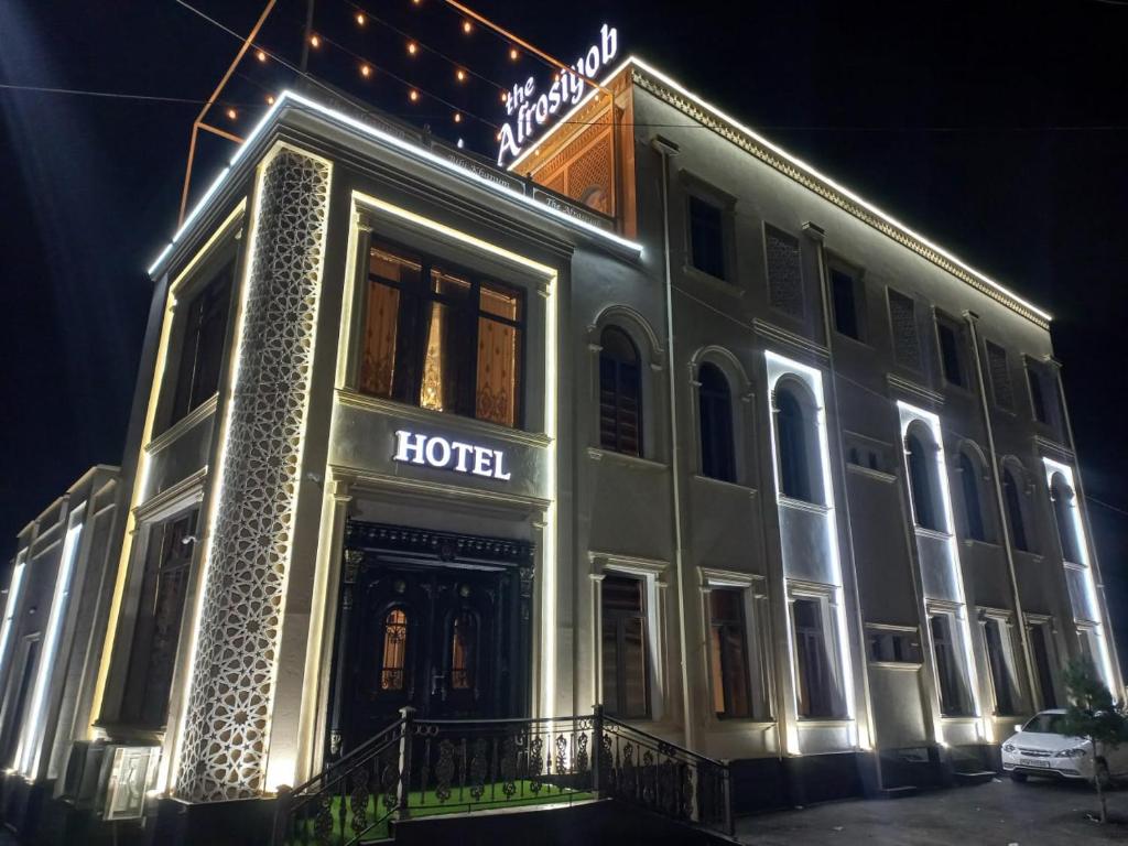 サマルカンドにあるThe Afrosiyob Okの夜はホテルがライトアップされます。