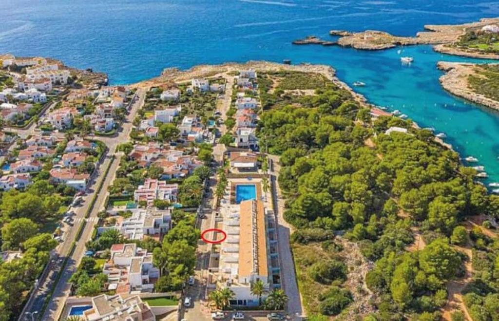 una vista aerea di un resort vicino all'acqua di APARTAMENTO Nº 8 SA PERDIU a Son Carrio