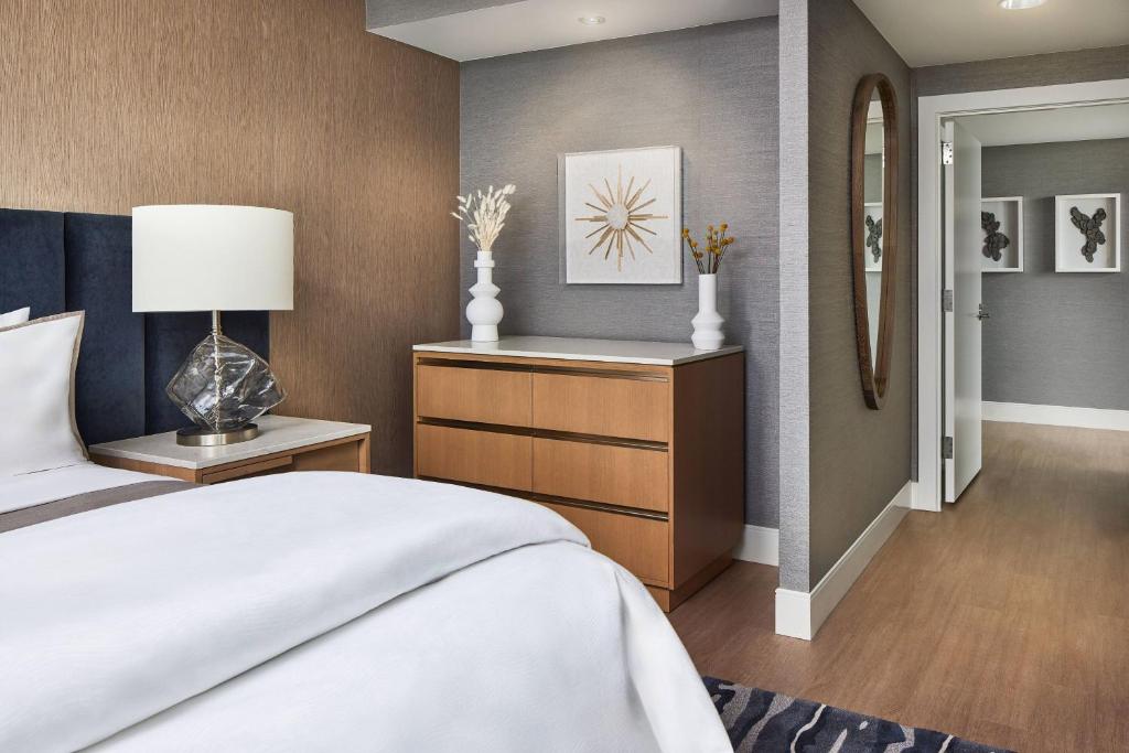Postel nebo postele na pokoji v ubytování The Westin Bellevue