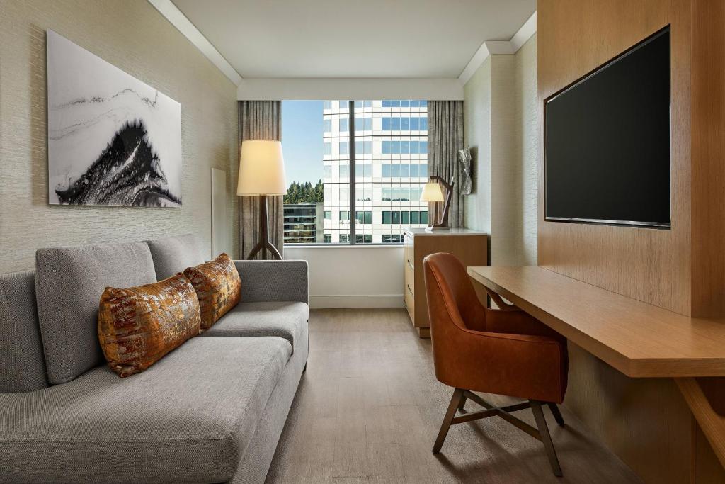 TV a/nebo společenská místnost v ubytování The Westin Bellevue