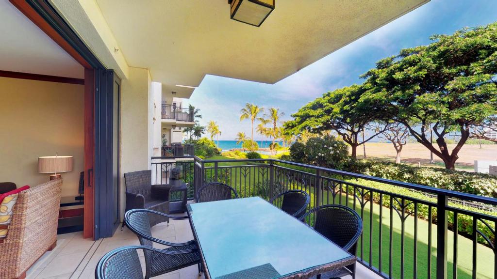 balcone con tavolo, sedie e vista sull'oceano di Ko Olina Beach Villas B204 a Kapolei