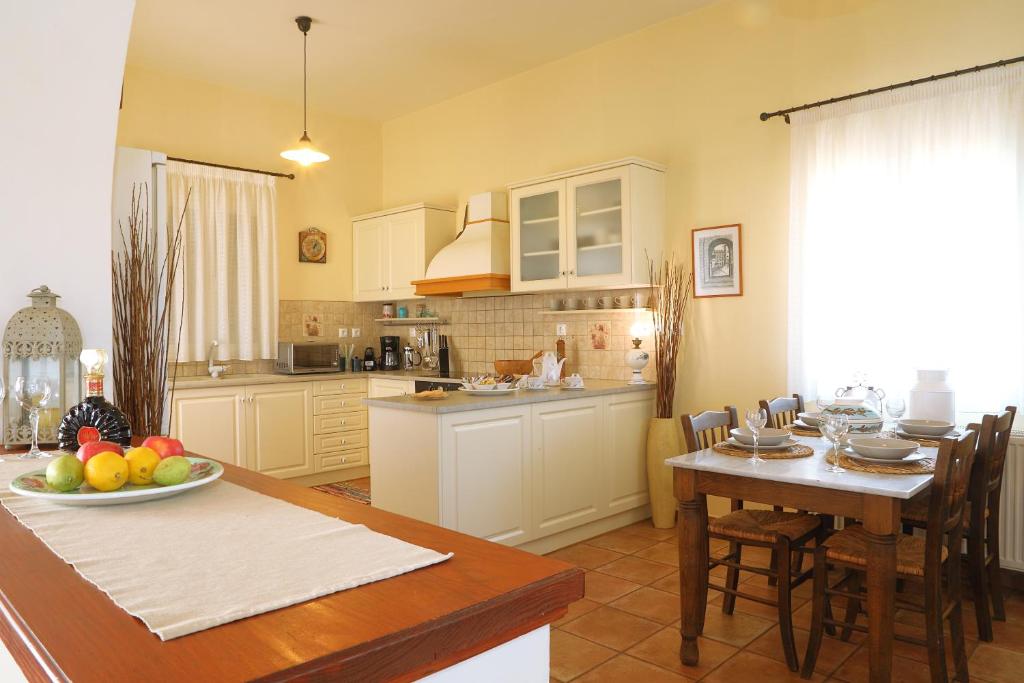 Kuchyň nebo kuchyňský kout v ubytování Villa Spilies Kythira
