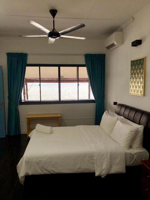 Postel nebo postele na pokoji v ubytování Seaside Travellers Inn