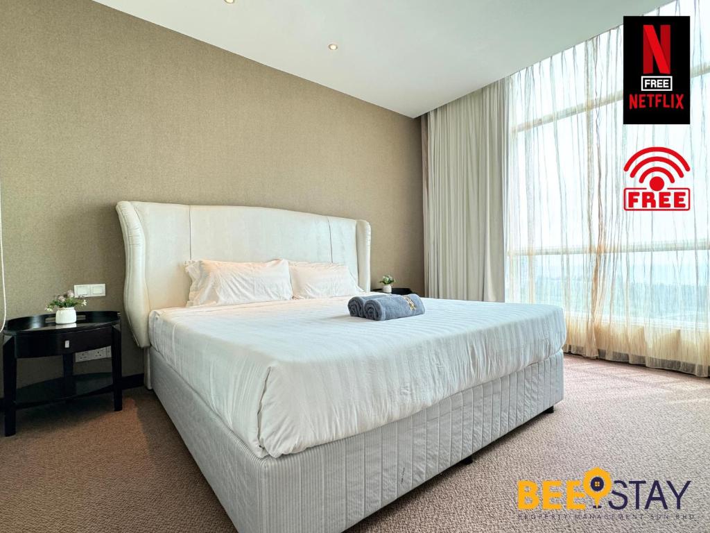 um quarto com uma grande cama branca e uma grande janela em Hatten Hotel Melaka 3 min walking distance to Mahkota Parade/Medical Centre by Beestay em Malaca