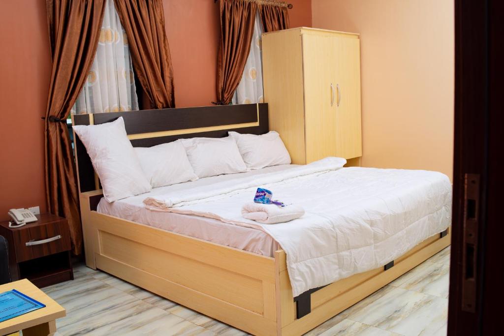 een bed met een knuffeldier erop bij JIKSONODO HOTEL AND SUITE in Nsukka