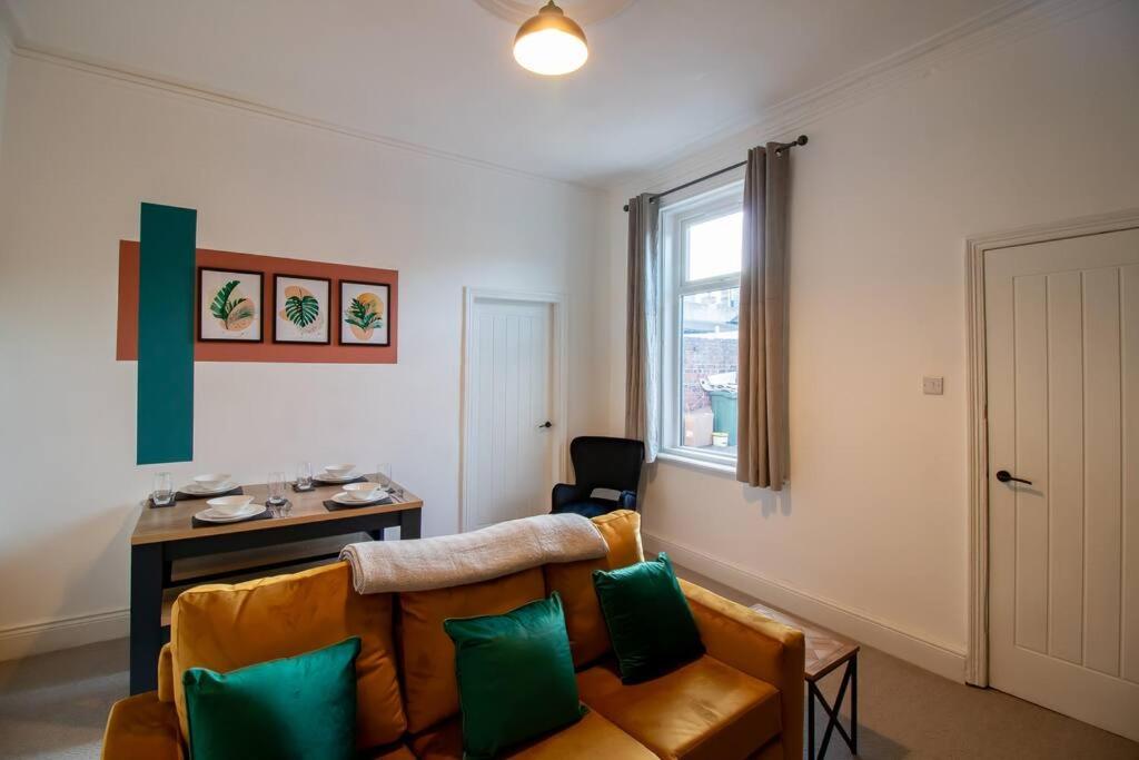 ein Wohnzimmer mit einem Sofa und einem Tisch in der Unterkunft Comfortable stay at 3 BR home, prime location in Sunderland