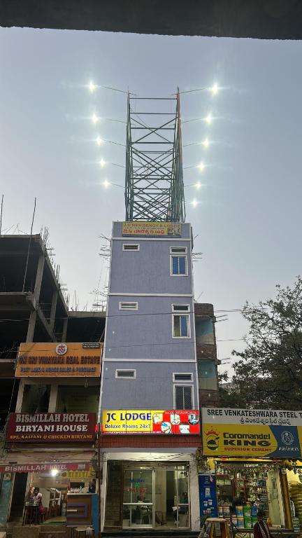 un edificio alto con una torre encima en JC Residency & Lodge, en Shamshabad
