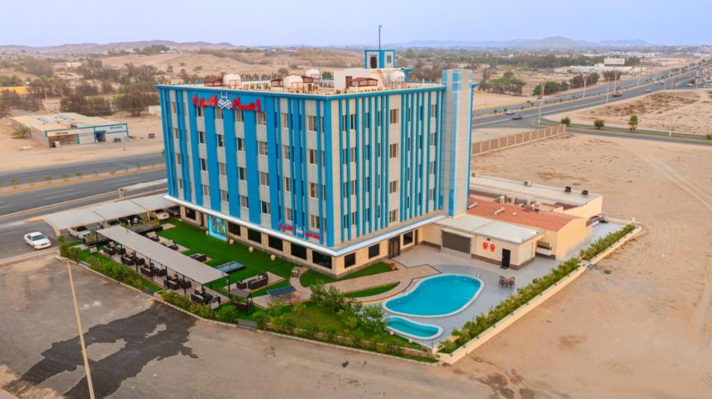una vista aérea de un hotel en el desierto en Wissam Al-Hawra Hotel en Umm Lajj