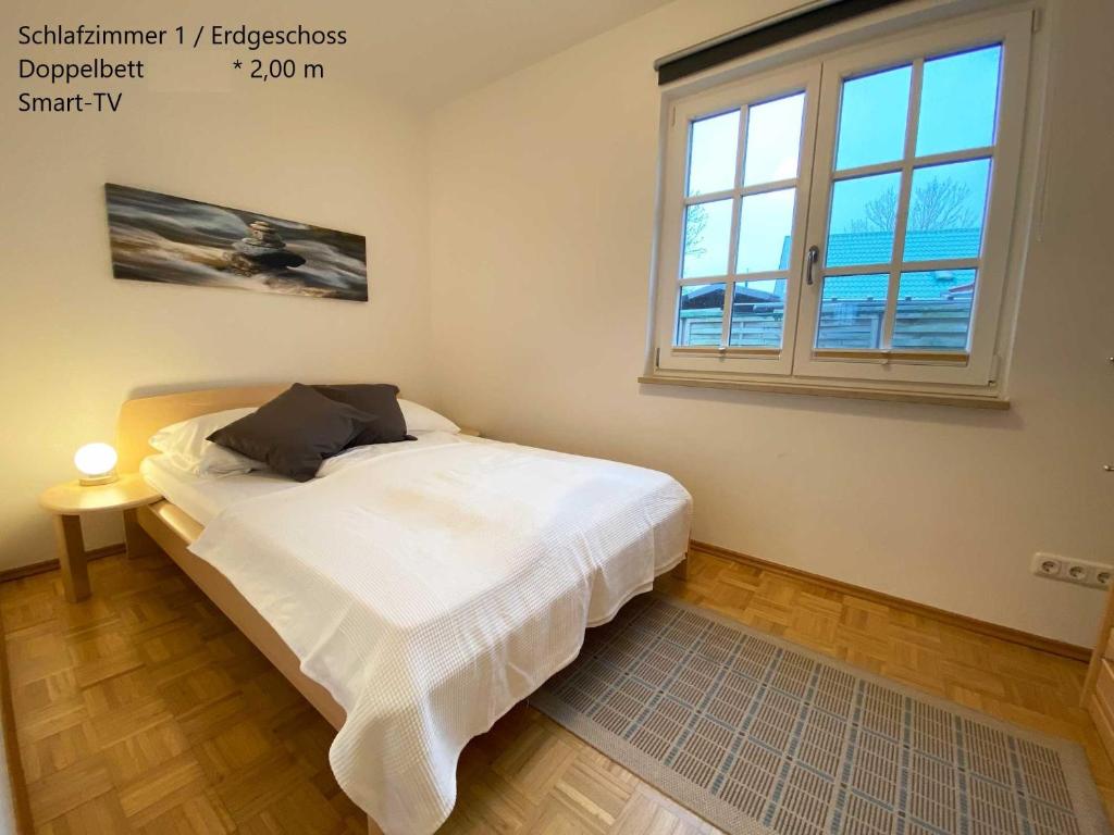 Postel nebo postele na pokoji v ubytování Haus Admiral mit Garten, 5 Gehminuten zum Strand, inklusive WLAN, Sauna, Kamin, Tischtennisplatte, Bollerwagen für den Strand