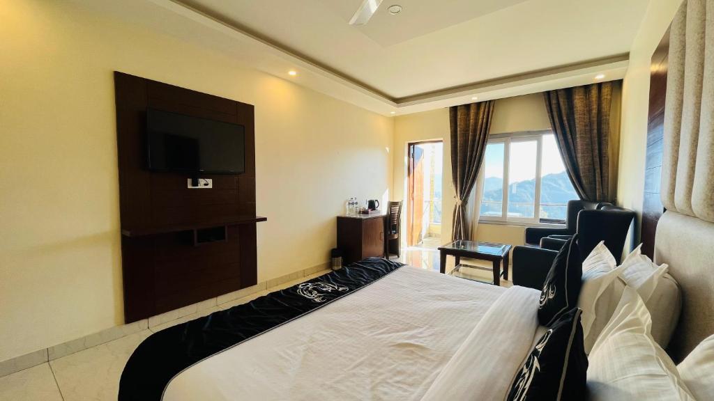 Postel nebo postele na pokoji v ubytování Trideus Mountain Club & Resort, Mussoorie