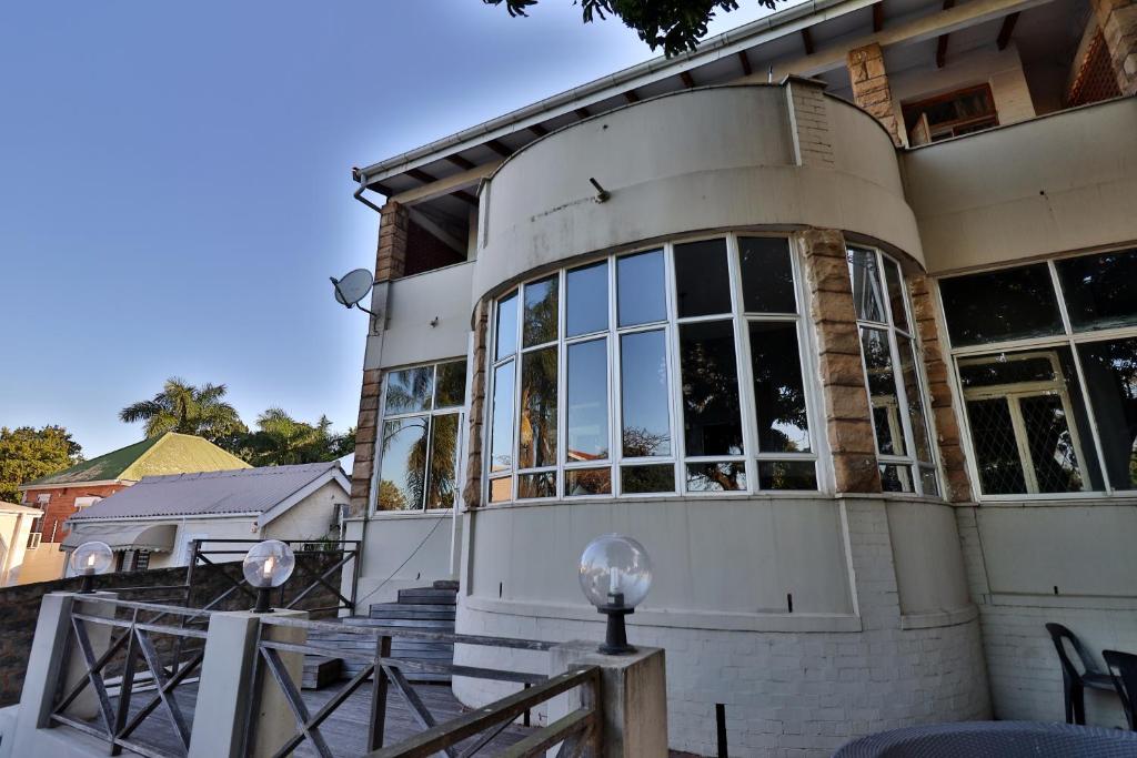 una casa con ventanas grandes en un lateral en Soul House, en Durban