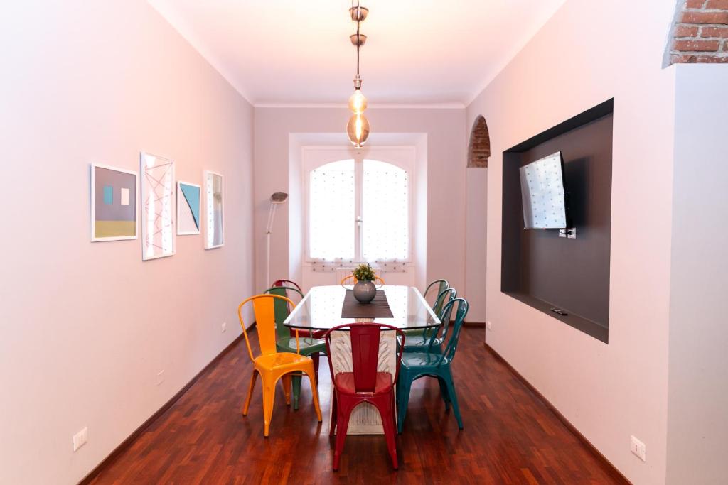 sweet house deluxe في ميلانو: غرفة طعام مع طاولة وكراسي