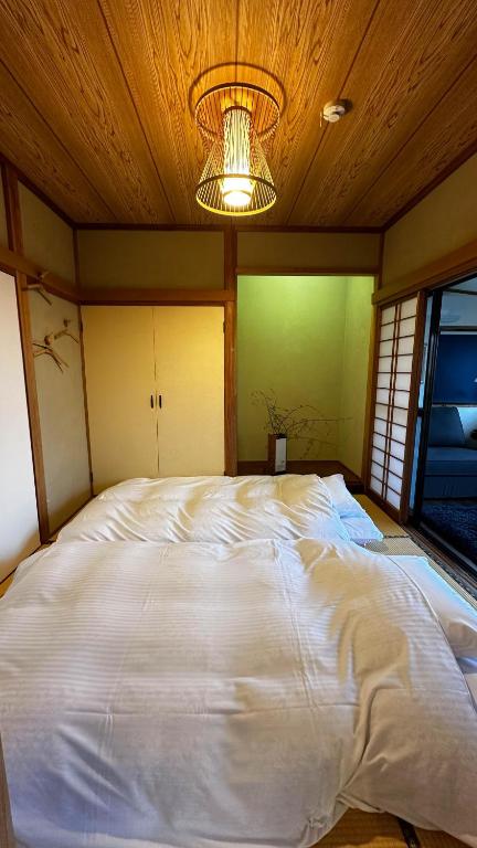 Postel nebo postele na pokoji v ubytování 伊豆高原 温泉付別荘 ISANA Mountain Villa - BBQ, Pizza Oven & Hotsprings