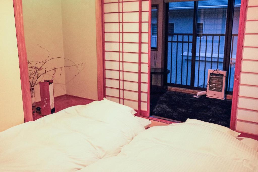 Postel nebo postele na pokoji v ubytování 伊豆高原 温泉付別荘 ISANA Mountain Villa - BBQ, Pizza Oven & Hotsprings