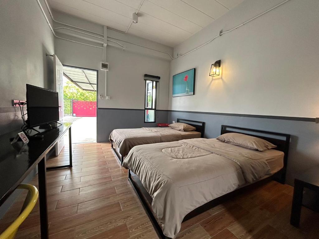 Postel nebo postele na pokoji v ubytování บ้านสุขซอย5