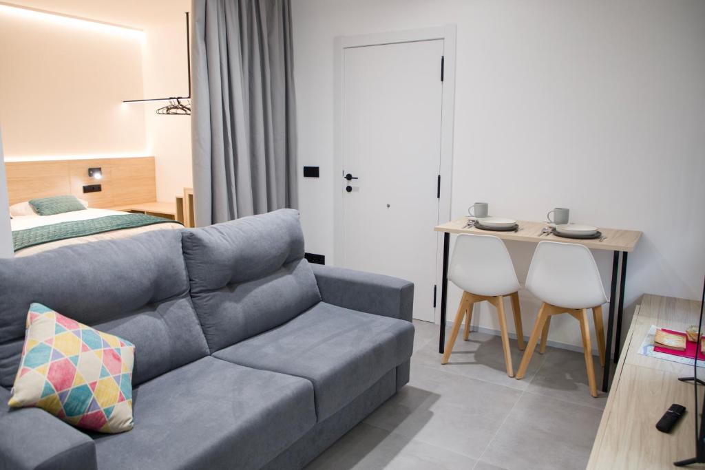 sala de estar con sofá y mesa en Ponteloft - Recuncho en Pontevedra
