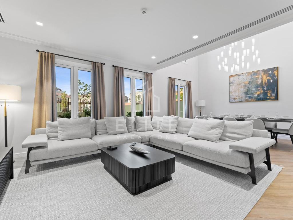 sala de estar con sofá blanco y mesa en Luxury 4BR Villa with Private Beach and Burj Views en Dubái